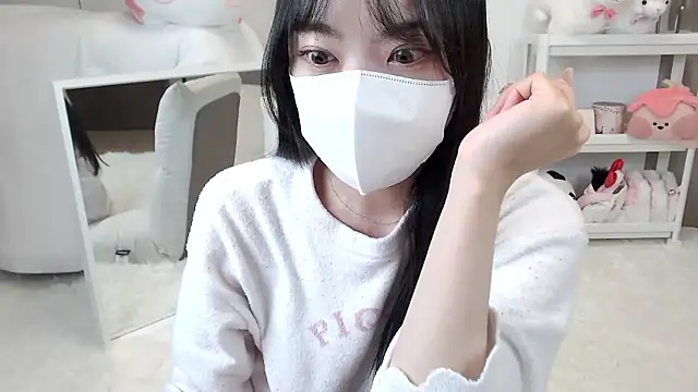 Snapshot of momo_room chatting on April 5, 2026, 10:33 am momo room online show from April 5, 2026, 10:33 am