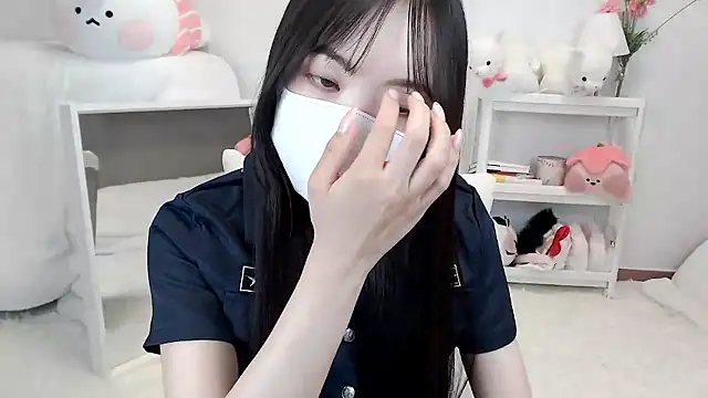 Snapshot of momo_room chatting on May 17, 2026, 11:32 am momo room online show from May 17, 2026, 11:32 am