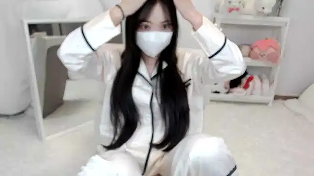 Snapshot of momo_room chatting on May 9, 2026, 11:57 am momo room online show from May 9, 2026, 11:57 am