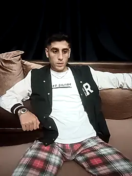 Snapshot of arenn1997 chatting on October 13, 2025, 12:23 am arenn1997 online show from October 13, 2025, 12:23 am