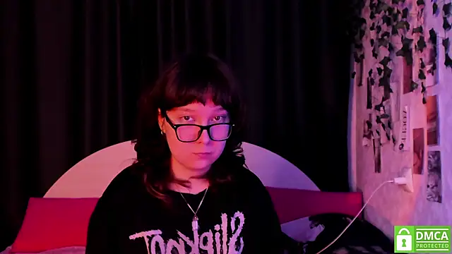 Snapshot of dreamgirllovee chatting on November 17, 2025, 5:00 am dreamgirllovee online show from November 17, 2025, 5:00 am