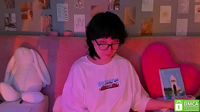 Snapshot of dreamgirllovee chatting on March 20, 2025, 5:02 am dreamgirllovee online show from March 20, 2025, 5:02 am