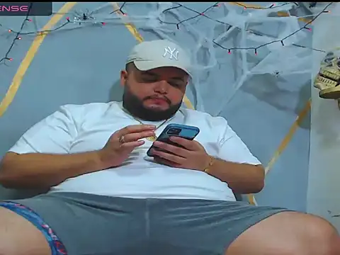 Snapshot of damian_chubby chatting on October 24, 2025, 6:29 pm damian chubby online show from October 24, 2025, 6:29 pm