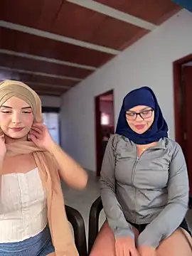 lalilamassu1 online show from November 4, 2025, 6:44 pm