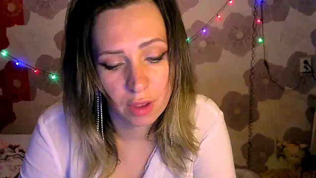 Snapshot of Queen_Daenerys chatting on October 7, 2025, 10:00 pm Queen Daenerys online show from October 7, 2025, 10:00 pm