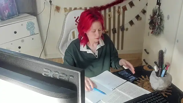 Snapshot of Silly__Milly chatting on December 20, 2025, 4:21 pm Silly Milly online show from December 20, 2025, 4:21 pm