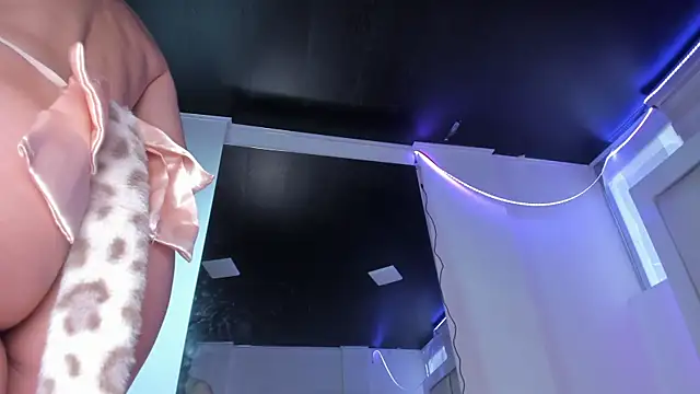 chrystal js online show from April 8, 2026, 12:50 pm