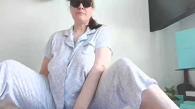 Snapshot of BlueEyezIrish chatting on October 27, 2025, 7:48 pm BlueEyezIrish online show from October 27, 2025, 7:48 pm