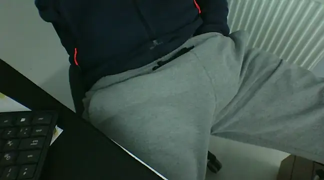 Snapshot of Koraymoray15 chatting on February 11, 2025, 1:41 pm Koraymoray15 online show from February 11, 2025, 1:41 pm