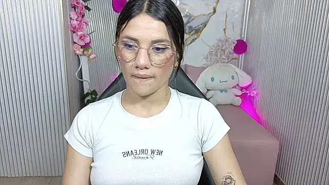 Snapshot of Chiara_tay chatting on June 8, 2026, 7:14 pm Chiara tay online show from June 8, 2026, 7:14 pm