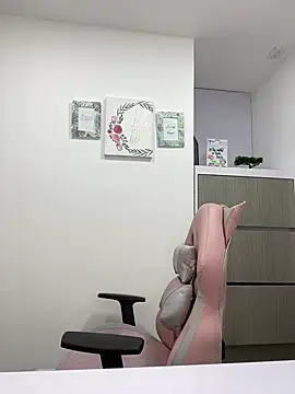 SophiaLaurens online show from March 14, 2025, 8:38 pm