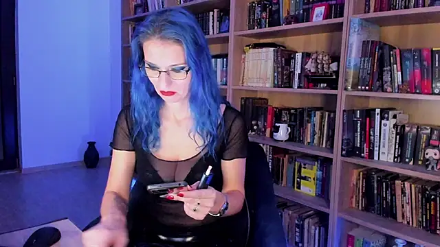 Queen of Hearts1 online show from November 30, 2025, 9:04 pm