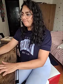 Snapshot of Thaliacooper_ chatting on November 24, 2025, 5:46 pm Thaliacooper online show from November 24, 2025, 5:46 pm