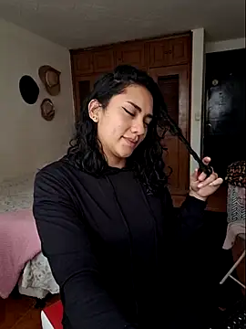 Snapshot of Thaliacooper_ chatting on March 6, 2025, 5:43 pm Thaliacooper online show from March 6, 2025, 5:43 pm