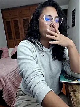 Snapshot of Thaliacooper_ chatting on September 15, 2025, 12:22 am Thaliacooper online show from September 15, 2025, 12:22 am