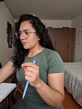 Snapshot of Thaliacooper_ chatting on October 29, 2025, 5:34 pm Thaliacooper online show from October 29, 2025, 5:34 pm