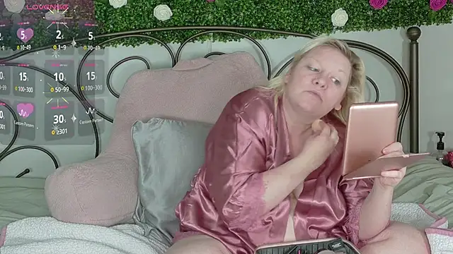 siennaxluxx online show from April 13, 2026, 5:06 pm