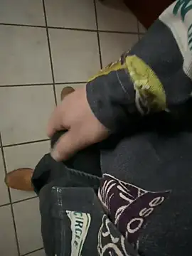 Snapshot of dickshome chatting on December 18, 2024, 9:25 am dickshome online show from December 18, 2024, 9:25 am