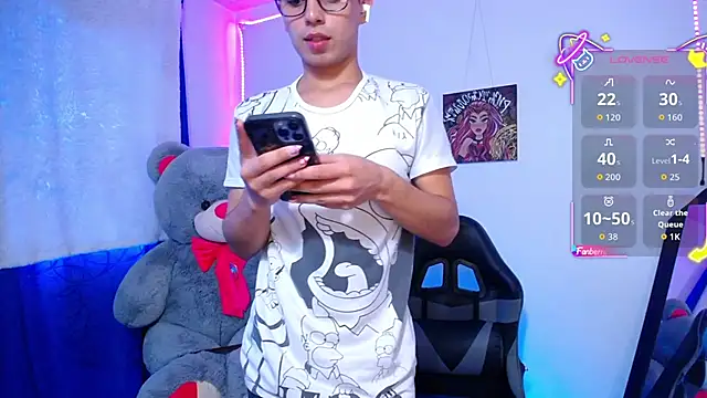 Snapshot of OwenBluee chatting on June 9, 2026, 7:48 pm OwenBluee online show from June 9, 2026, 7:48 pm