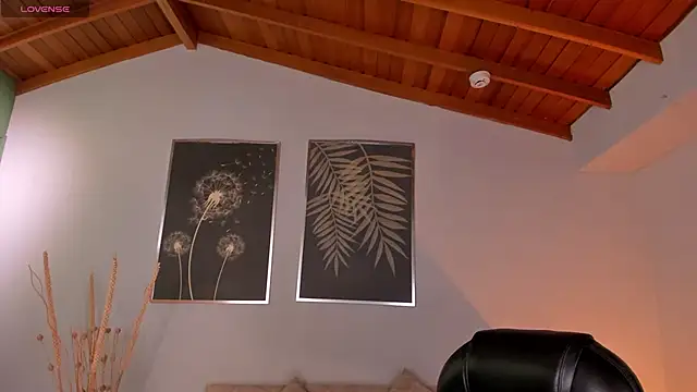 Snapshot of ValeriaRiveraX chatting on December 14, 2025, 11:43 pm ValeriaRiveraX online show from December 14, 2025, 11:43 pm