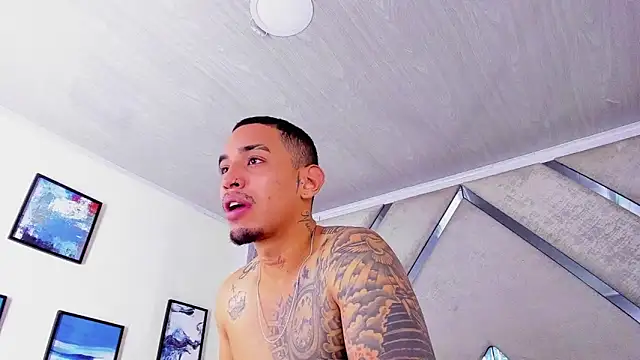 Snapshot of Damian09_ chatting on December 15, 2025, 9:09 pm Damian09 online show from December 15, 2025, 9:09 pm