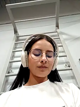  vaness online show from May 5, 2026, 5:43 am