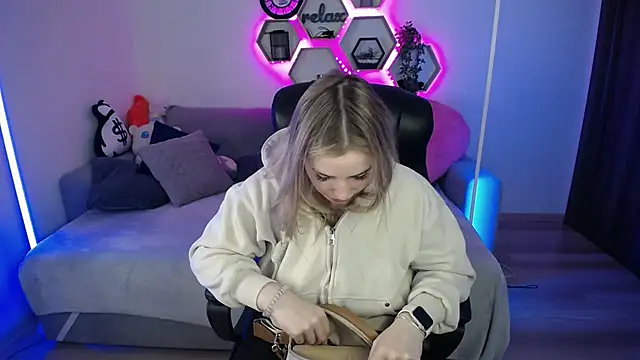 SabrinViolet online show from November 5, 2025, 9:23 am