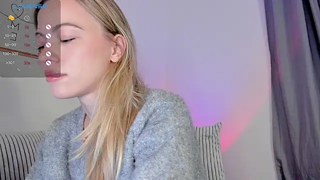 Snapshot of damn_cutie chatting on November 17, 2025, 4:33 pm damn cutie online show from November 17, 2025, 4:33 pm