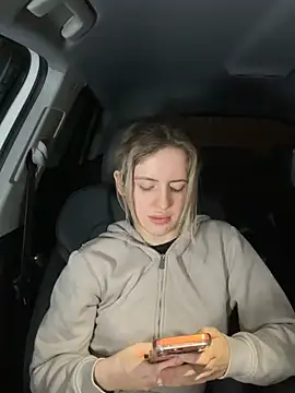 Holly-Glamour online show from April 19, 2026, 9:28 pm