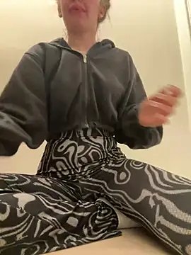 Snapshot of Holly-Glamour chatting on March 4, 2025, 12:50 am Holly-Glamour online show from March 4, 2025, 12:50 am