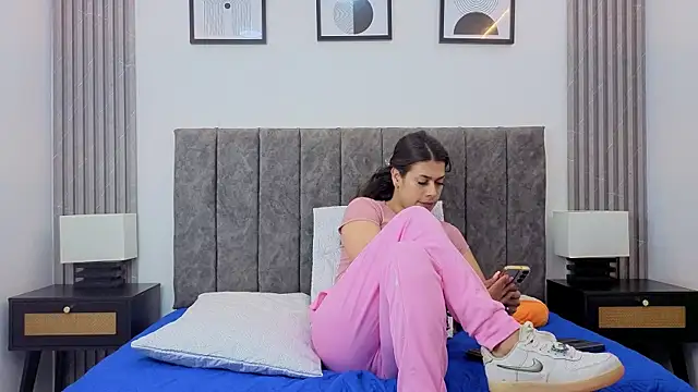 Luciana Ortiz1 online show from January 8, 2026, 1:50 pm