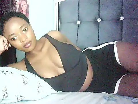 Snapshot of Cryaluna chatting on May 7, 2026, 4:50 am Cryaluna online show from May 7, 2026, 4:50 am