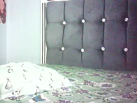 Snapshot of Cryaluna chatting on May 20, 2026, 6:32 am Cryaluna online show from May 20, 2026, 6:32 am