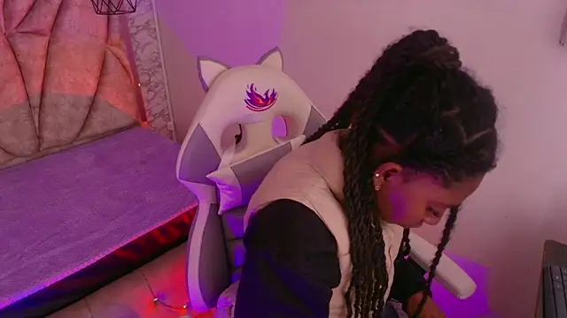 Queen perla  online show from November 22, 2025, 12:37 pm