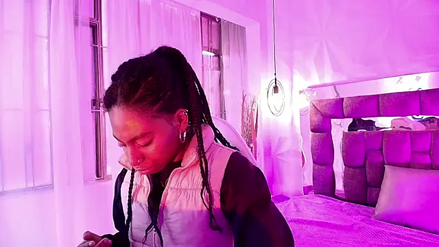 Snapshot of Queen_perla_ chatting on July 13, 2026, 1:21 pm Queen perla online show from July 13, 2026, 1:21 pm