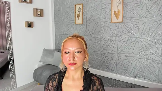 agatadelphine online show from April 18, 2026, 1:13 pm