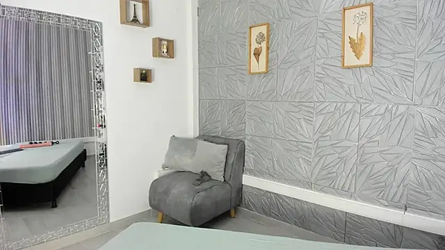 agatadelphine online show from April 20, 2026, 1:13 pm