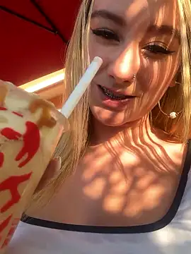 Snapshot of MaryDeniro chatting on October 28, 2025, 9:36 pm MaryDeniro online show from October 28, 2025, 9:36 pm