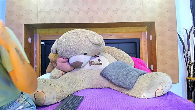 Snapshot of SofiAndNicol chatting on November 8, 2025, 11:14 am SofiAndNicol online show from November 8, 2025, 11:14 am