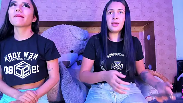 Snapshot of SofiAndNicol chatting on November 28, 2025, 10:48 am SofiAndNicol online show from November 28, 2025, 10:48 am