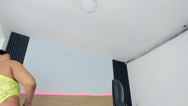 Snapshot of Chiqui_milk_ chatting on November 15, 2025, 8:13 pm Chiqui milk online show from November 15, 2025, 8:13 pm