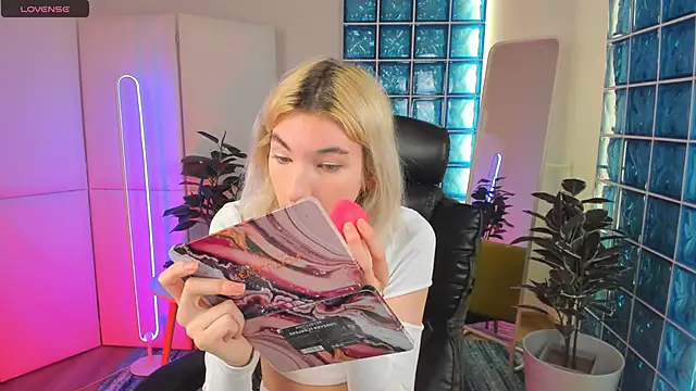 Snapshot of Mia_Cheers chatting on February 21, 2025, 1:55 pm Mia Cheers online show from February 21, 2025, 1:55 pm