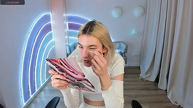 Snapshot of Mia_Cheers chatting on February 22, 2025, 1:46 pm Mia Cheers online show from February 22, 2025, 1:46 pm