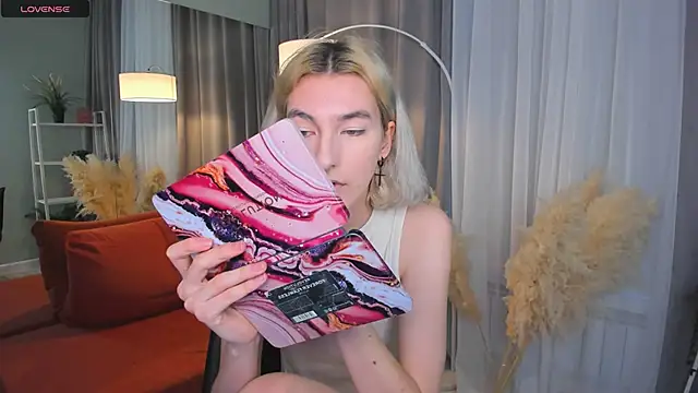 Snapshot of Mia_Cheers chatting on February 12, 2025, 1:48 pm Mia Cheers online show from February 12, 2025, 1:48 pm