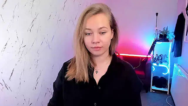 holly xglam online show from March 5, 2026, 8:49 pm