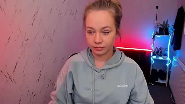 holly xglam online show from April 10, 2026, 7:32 pm