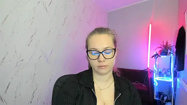 holly xglam online show from December 16, 2025, 8:57 pm