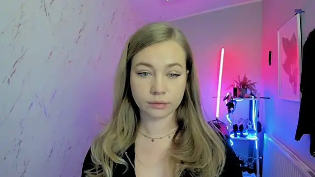 holly xglam online show from November 18, 2025, 8:34 pm