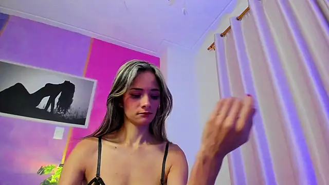 Snapshot of SkiinnyAna chatting on September 14, 2025, 1:11 pm SkiinnyAna online show from September 14, 2025, 1:11 pm