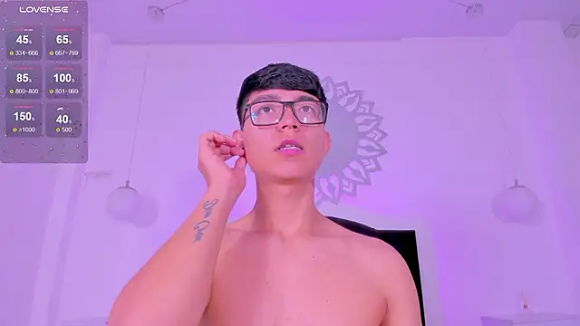 Snapshot of CodyTwink chatting on January 15, 2026, 4:54 pm CodyTwink online show from January 15, 2026, 4:54 pm